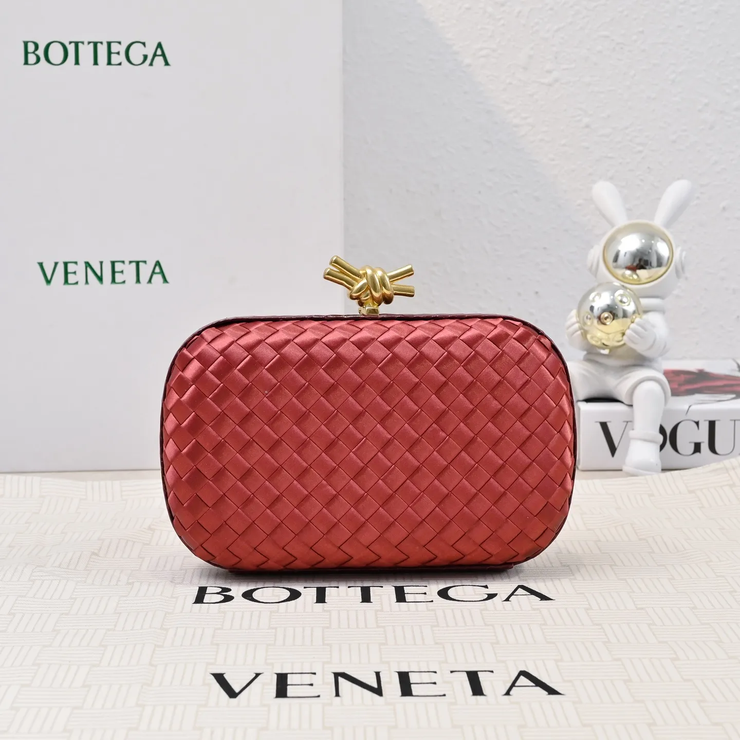 Batch 1460 #BV Knot woven evening bag series ~ Each bag reveals exquisite elegance💫Iconic classic silk weaving➕snake skin trimming with knot buckle, soft and delicate feel. The design is small and exquisite, low-key without logo, elegant and elegant. Paired with evening dress or cheongsam, it has the atmosphere of a famous and wealthy lady. Full of aura and invincible texture💃 Model: 7622 Dimensions: 20x12x5.5